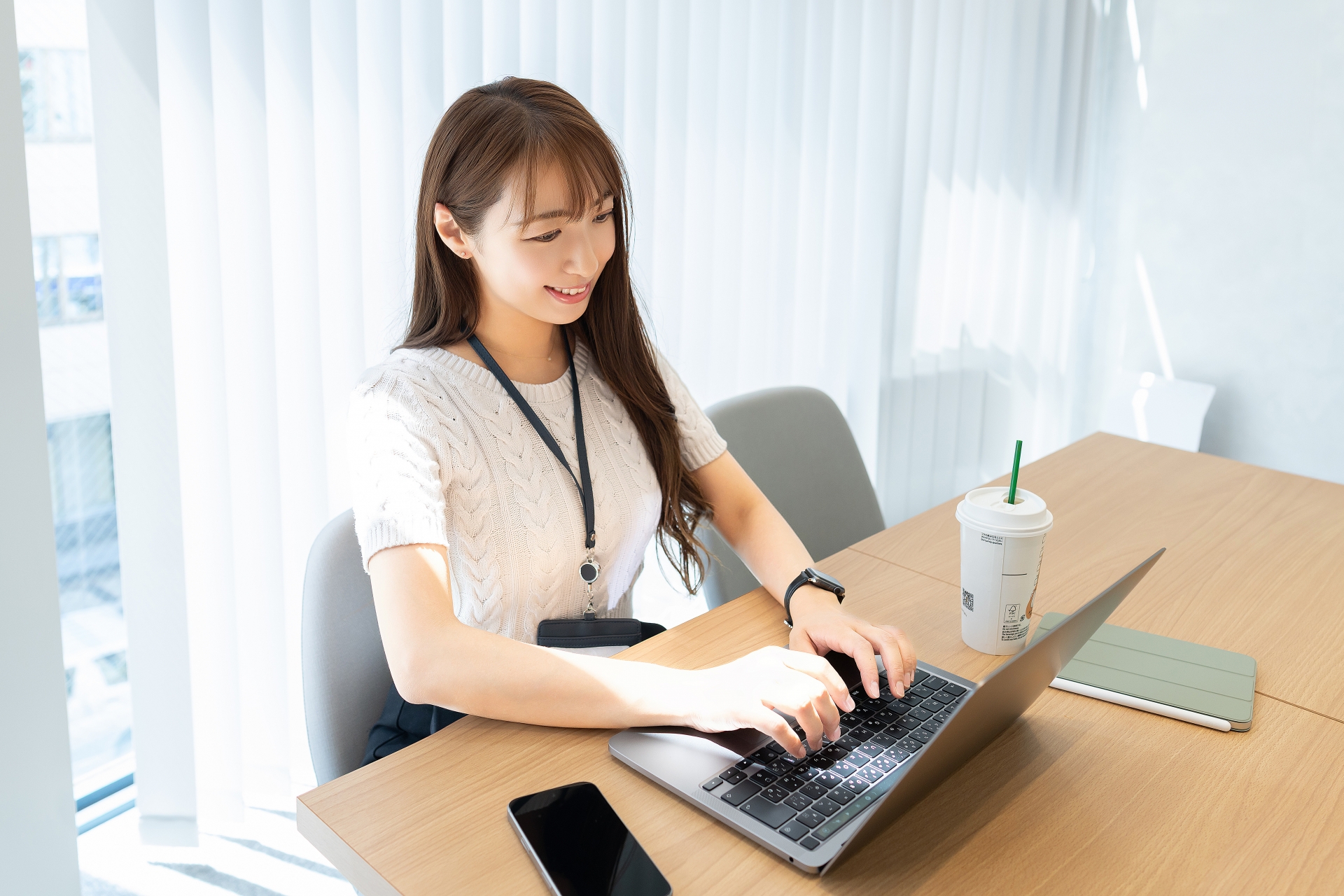 モバイルワークをする女性