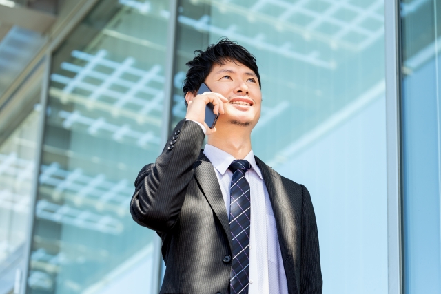 営業マンに法人携帯（スマホ）は必要？携帯電話を支給するメリット・デメリットを解説