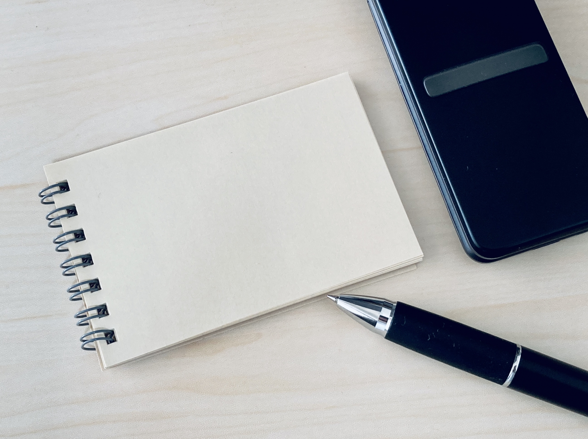 法人携帯とメモ帳とペン