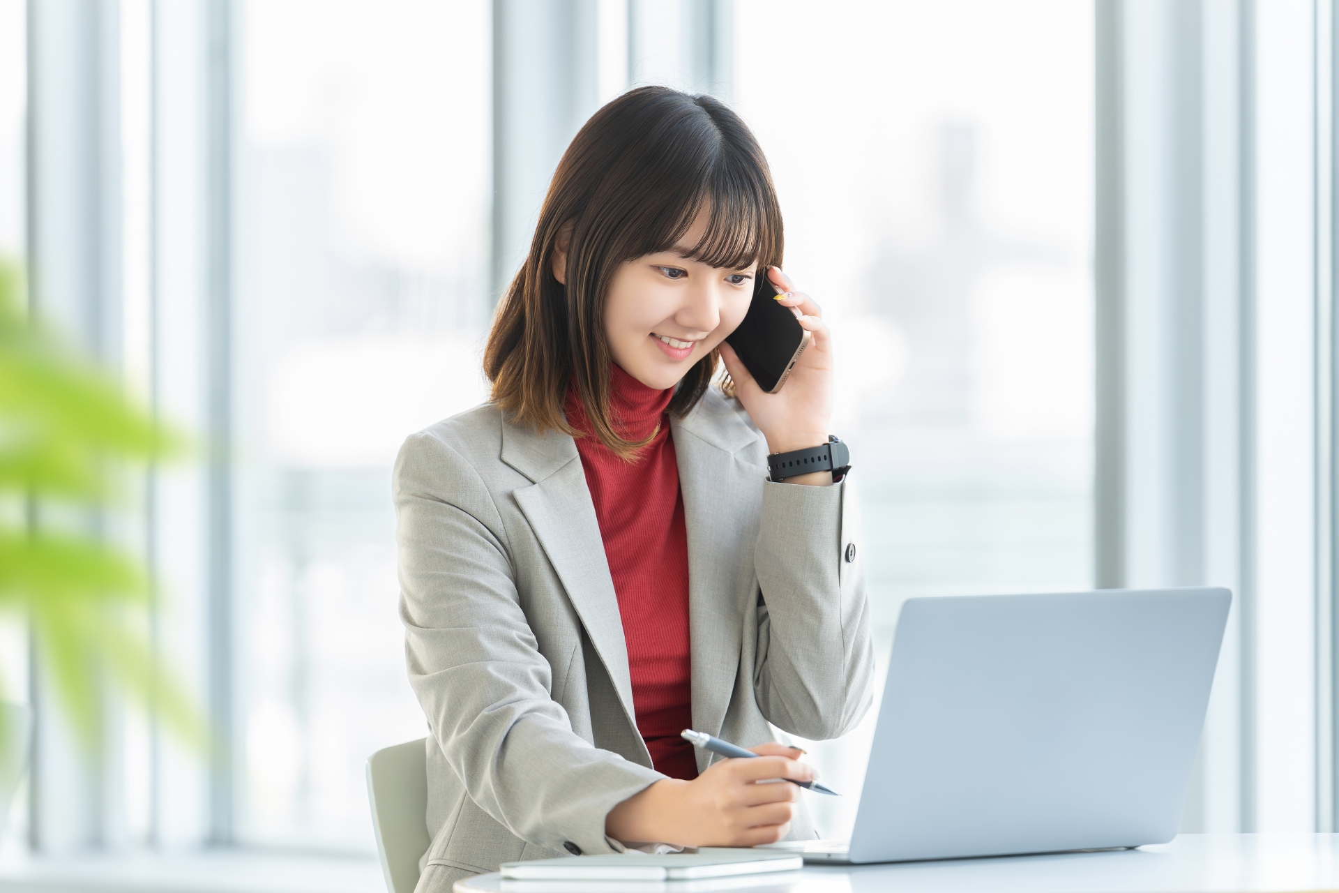法人携帯で電話する女性