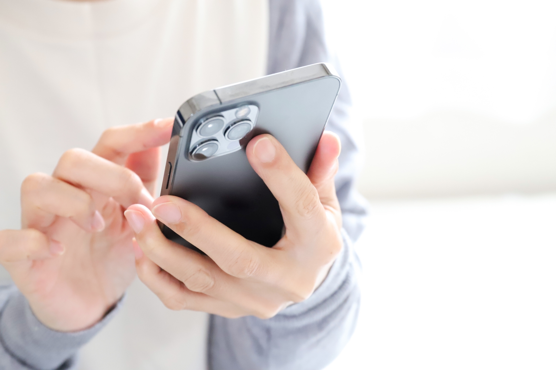 スマホを持つ手