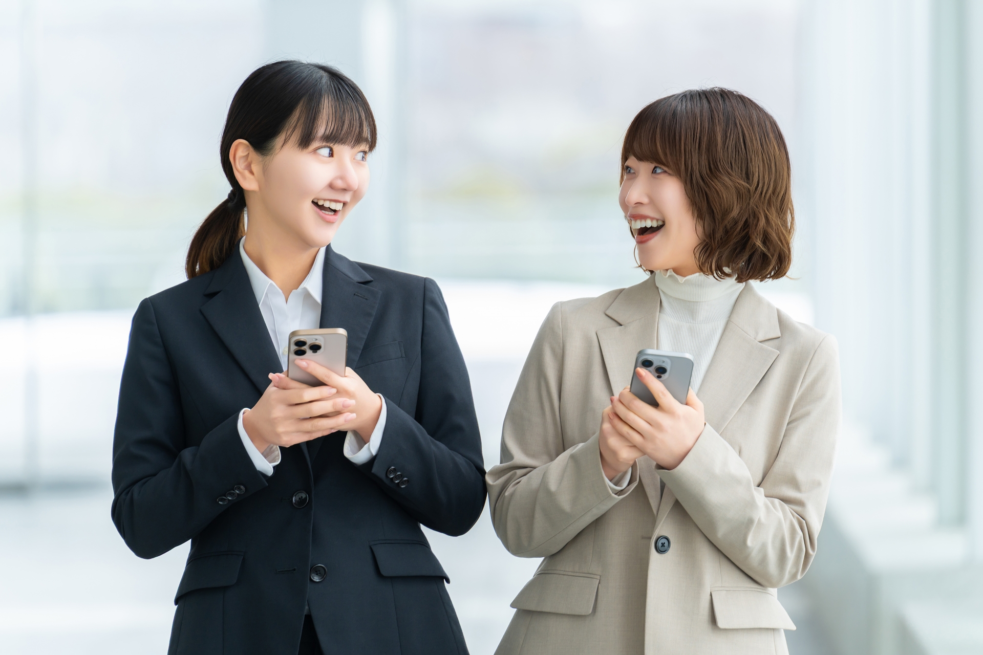 スマホを持つ女性