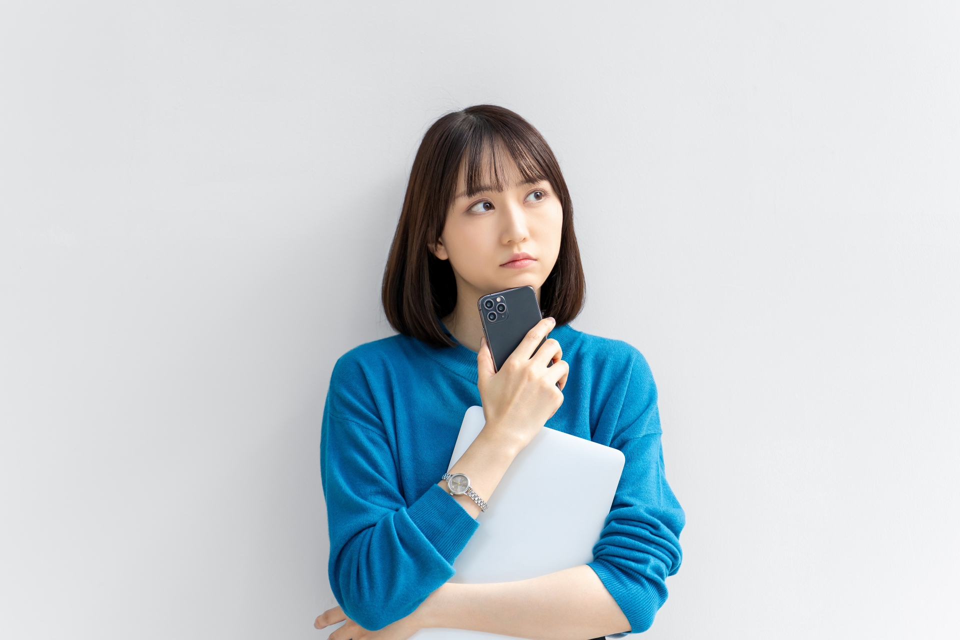 スマホを手に持った女性