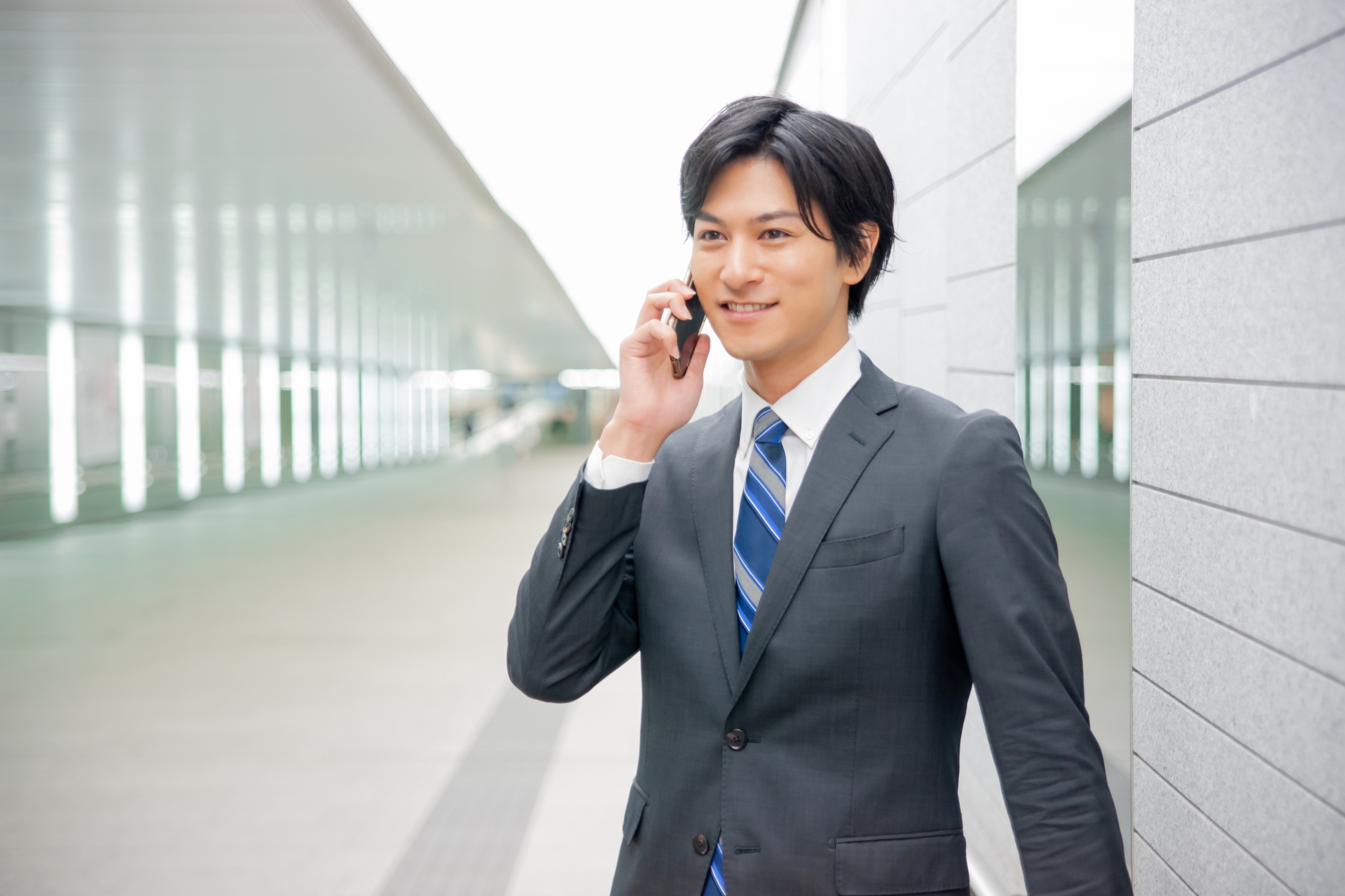 電話をする男性の写真