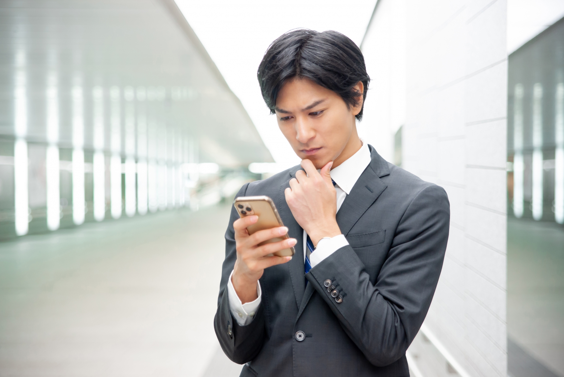 スマホ画面を見る男性