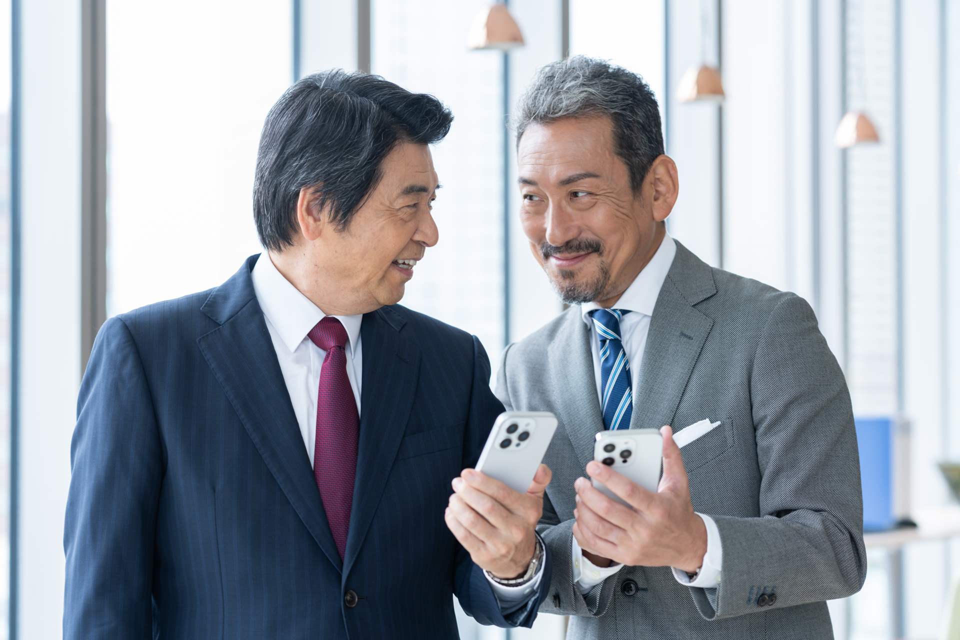 法人携帯を持っている男性社員